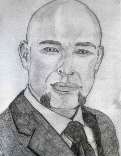 Bleistiftporträt eines kahlköpfigen Mannes mit markanten Gesichtszügen, Bartansatz und Anzug mit Krawatte, realistische Porträtzeichnung auf Papier.