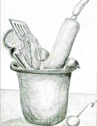 Bleistiftzeichnung eines Metall­eimers, der mit Küchenutensilien wie Schneebesen, Reibe, Kelle und Nudelholz gefüllt ist; daneben liegt eine einzelne Kelle. Schlichte, ruhige Stillleben-Darstellung in Grautönen. Wenn du möchtest, kann ich den Alt-Text auch kürzer, technischer (für Barrierefreiheit) oder poetischer formulieren.