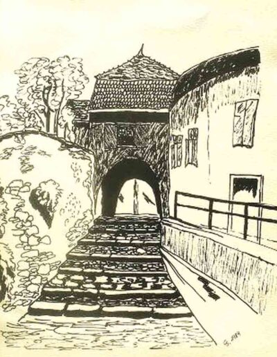 Tuschzeichnung eines historischen Stadttors mit Treppe und Torbogen, flankiert von alten Häusern und Bäumen, schwarz-weiße Architekturzeichnung von Carola Scheider.